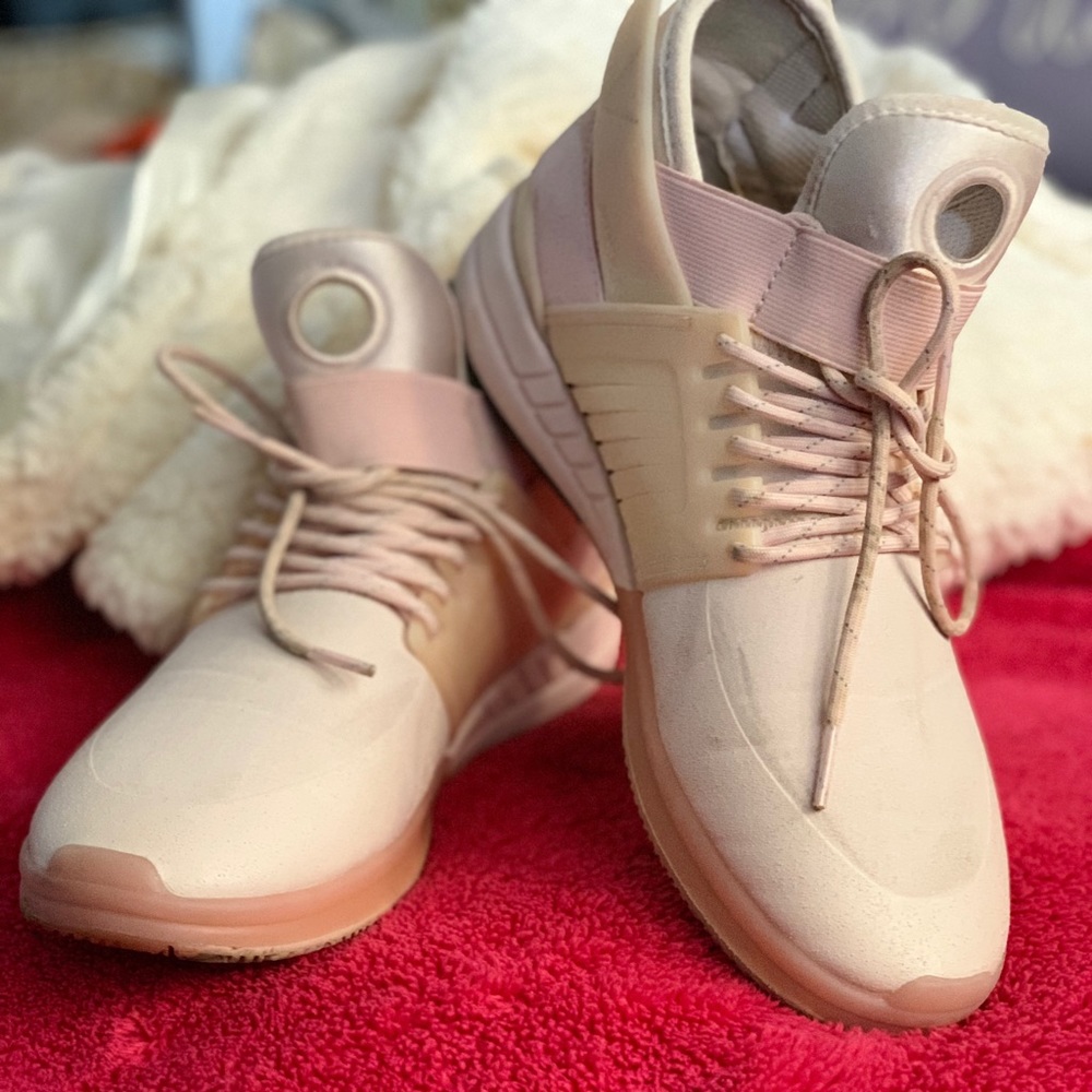 Men’s size 6 or Women’s Size 8 Supra Sneakers